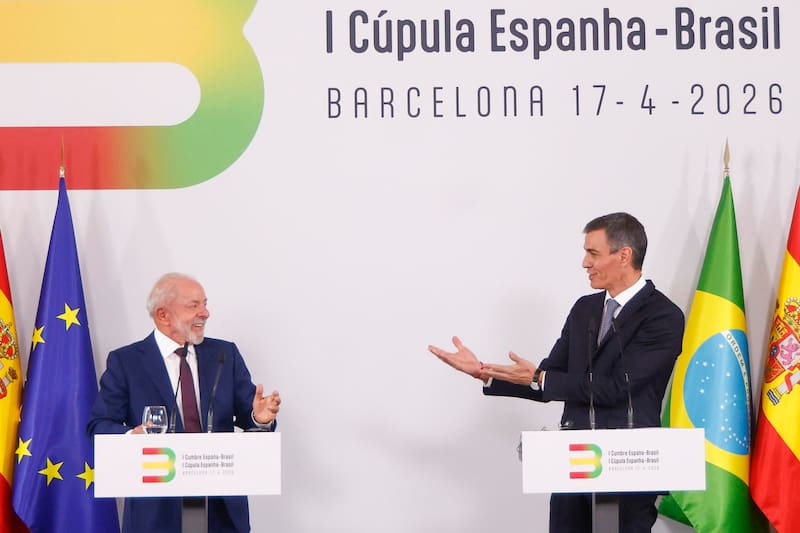 El presidente del Gobierno, Pedro Sánchez (d), y el presidente brasileño, Luiz Inácio Lula da Silva (i), presiden la primera cumbre entre ambos países en la que ratifican su apuesta por políticas progresistas como la respuesta más eficaz frente al populismo. Fuente: EFE/ Quique García.