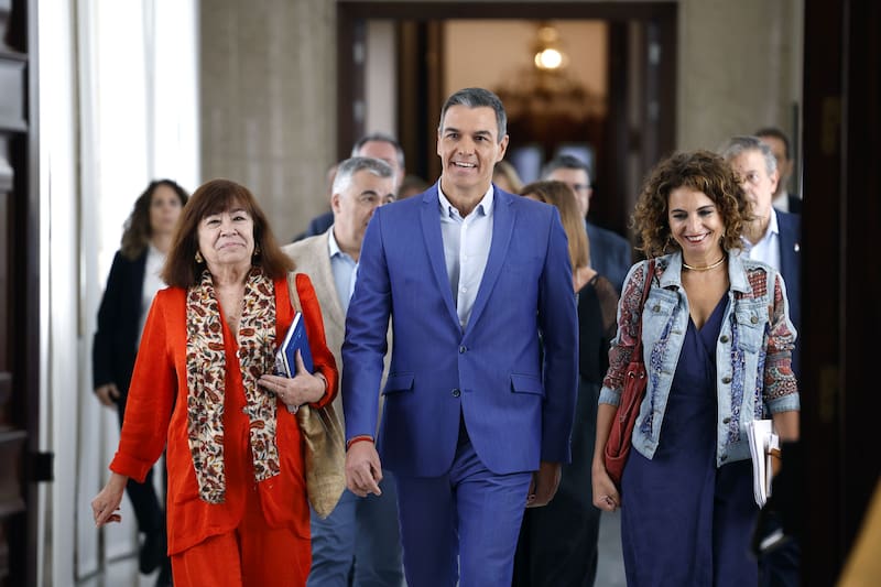 Pedro Sánchez, María Jesús Montero y Cristina Narbona, llegando a la reunión interparlamentaria del grupo parlamentario del PSOE.