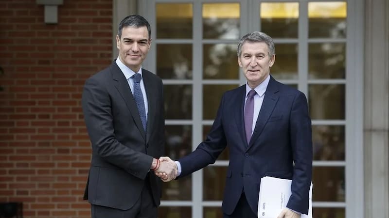 Pedro Sánchez y Alberto Núñez Feijóo se reunirán para abordar temas de defensa y política exterior, en un clima marcado por la tensión institucional.