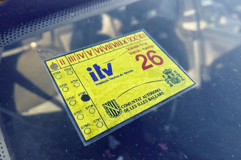 La pegatina de la ITV permite identificar de forma visible si el vehículo cumple con la inspección obligatoria.
