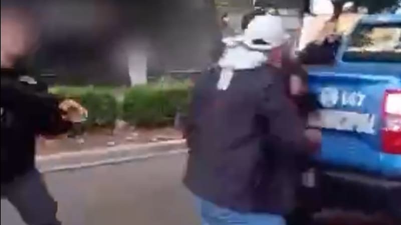 Chocó dos autos, se negó al test de alcoholemia y se peleó con dos policías: terminó detenido.