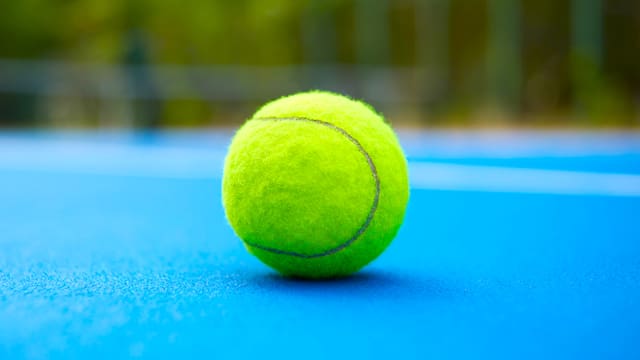Por qué las pelotas de tenis son amarillas: no es estética, sino una decisión de 1972 que funcionó y se mantiene hasta el día de hoy