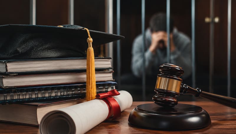 Penalizarán a todos los estudiantes que compren o comercialicen tesis fraudulentas.