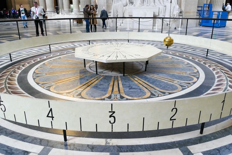 París, Francia - 21 de abril de 2017: péndulo de Foucault en el Panteón, dispositivo histórico que demuestra la rotación de la Tierra.