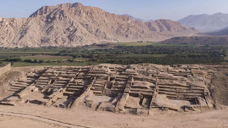 Ubicada a unos 200 kilómetros al norte de Lima, y a 600 metros sobre el nivel del mar, la ciudad de Peñico fue construida entre los años 1,800 y 1,500 a.C.