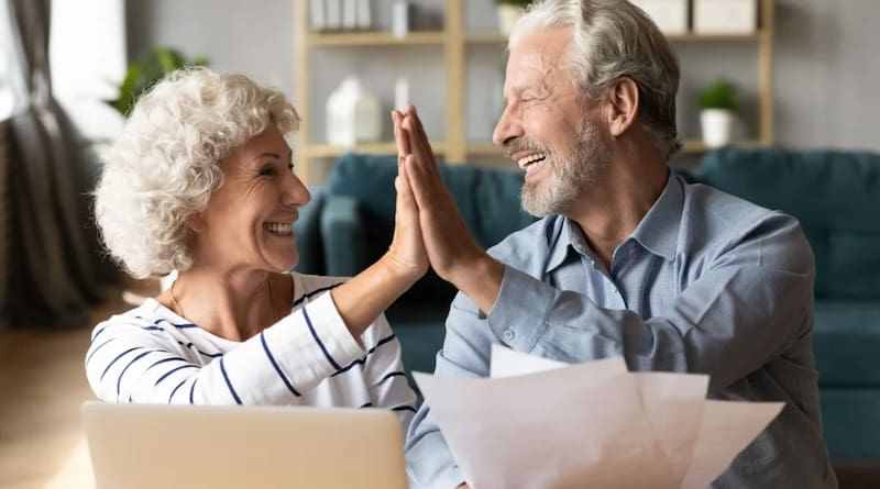 La pensión familiar permite unir semanas cotizadas entre cónyuges o compañeros permanentes. (Fuente: Shutterstock)