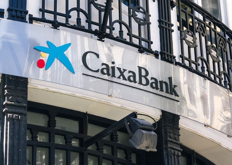 Es oficial | La banca digital de CaixaBank cae por horas y bloquea el acceso a las cuentas: qué deben hacer los clientes (foto: shutterstock).