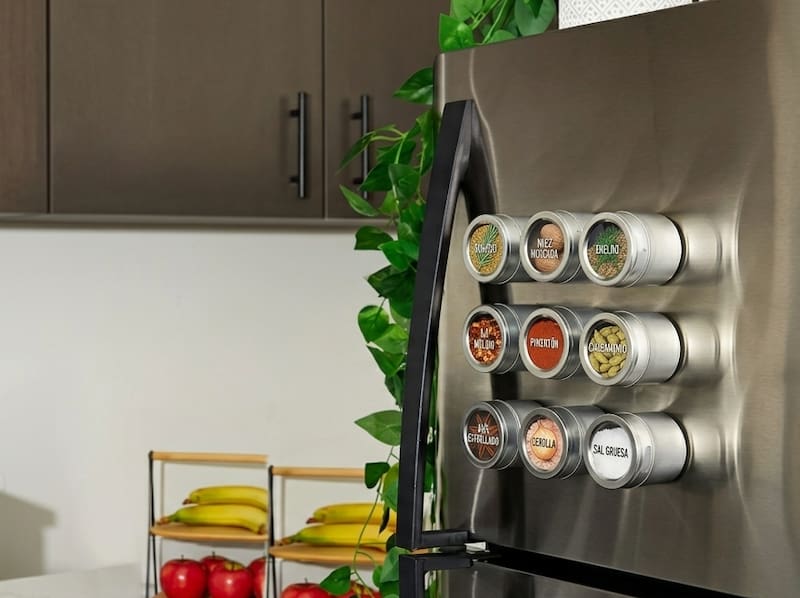 Pequeños frascos con imán en la heladera