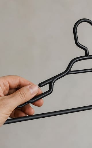 Para qué sirve el ganchito que tienen algunas perchas de plástico y cómo aprovecharlo
