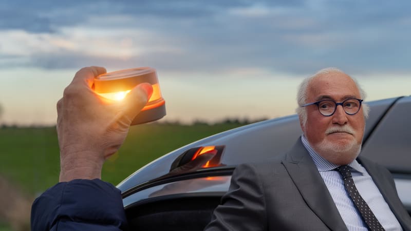 Pere Navarro defiende la baliza V-16 como nuevo sistema obligatorio para señalizar emergencias y reducir riesgos en carretera sin bajar del coche.