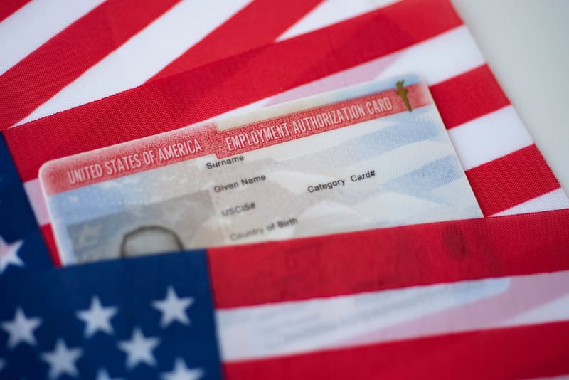 El gobierno de Estados Unidos anunció una actualización clave que afecta a miles de trabajadores inmigrantes. Fuente: Shutterstock.