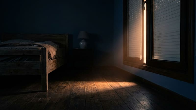 Por qué nunca deberías bajar la persiana al 100% por la noche y dejarla abierta unos centímetros, según expertos.