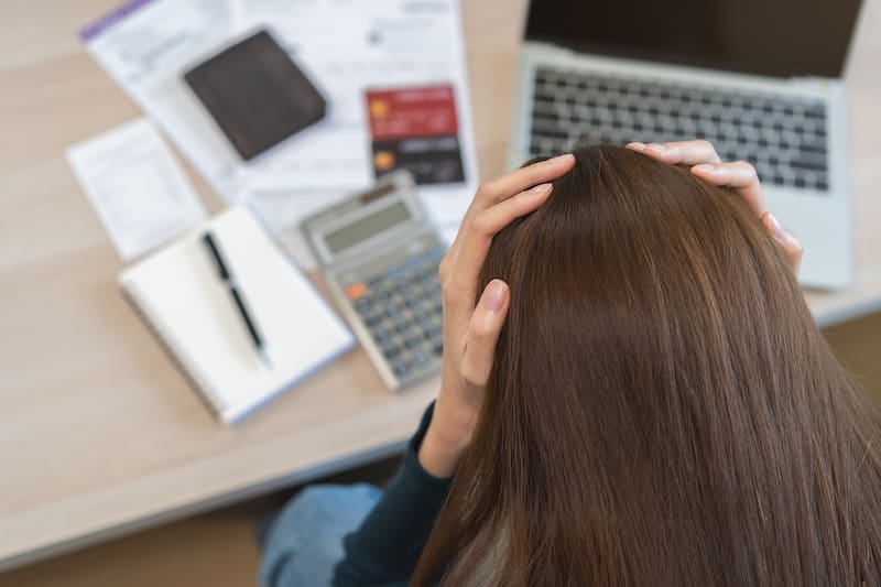 Los gastos comunes impagos pueden acumular intereses y costes judiciales, incrementando de forma significativa la deuda del vecino moroso.