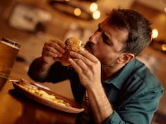 Largas filas para comer en la hamburguesería de uno de los youtubers más famosos: qué tiene de especial