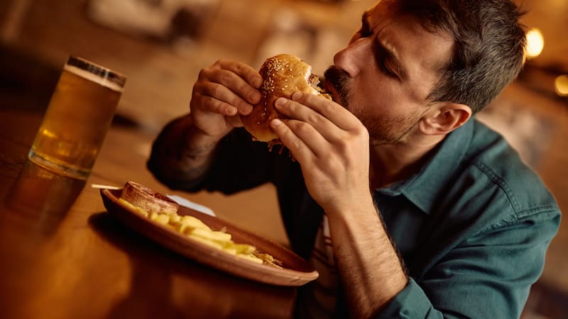La apertura de Smash Hiro en Murcia genera largas filas impulsadas por el fenómeno Esttik, donde la experiencia gastronómica se combina con el impacto de las redes sociales.
