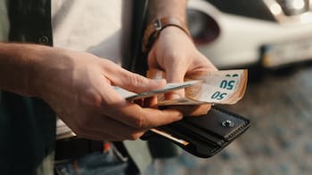 Hacienda beneficiará con 1150 euros a quienes convivan con personas mayores de 65 años