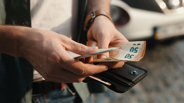 Hacienda beneficiará con 1150 euros a quienes convivan con personas mayores de 65 años