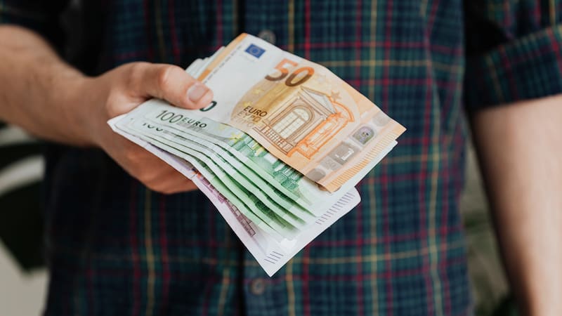 El Gobierno amplía el Ingreso Mínimo Vital y permitirá que jóvenes que viven con sus padres cobren una ayuda de hasta 733 euros al mes desde 2026, con nuevos requisitos y plazos de solicitud.