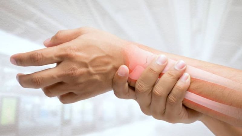 Descubre qué vitaminas fortalecen los huesos y ayudan a producir colágeno, claves para prevenir la osteoporosis de forma natural.