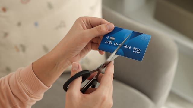 El SAT lanzó una advertencia a clientes de BBVA, Santander y Banamex: habrá consecuencias para quienes presten su tarjeta de crédito a familiares y amigos