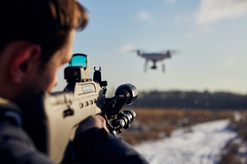 Las escopetas antidron permiten interceptar dispositivos aéreos no tripulados utilizados en actividades ilícitas o que puedan interferir en operativos policiales.