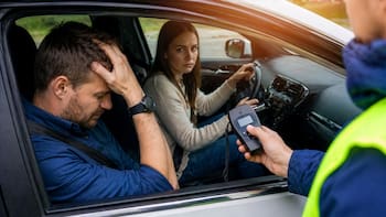 Confirmado por la DGT | Quienes viajen en el asiento del acompañante también deberán tener alcohol cero para no recibir una multa