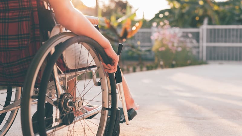 La Seguridad Social avisa que la pensión de incapacidad permanente puede suspenderse si el beneficiario continúa trabajando en un puesto adaptado tras la reforma legal.