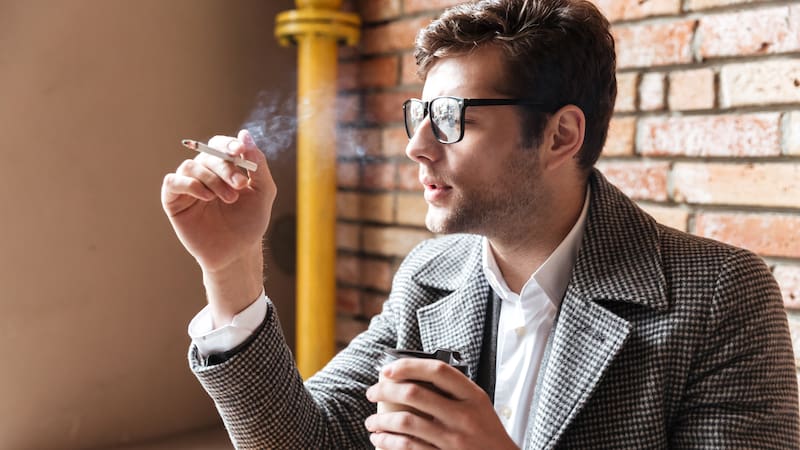 La Ley de Propiedad Horizontal permite a las comunidades declarar los balcones como zonas sin humo y prohibir fumar si afecta a otros vecinos.