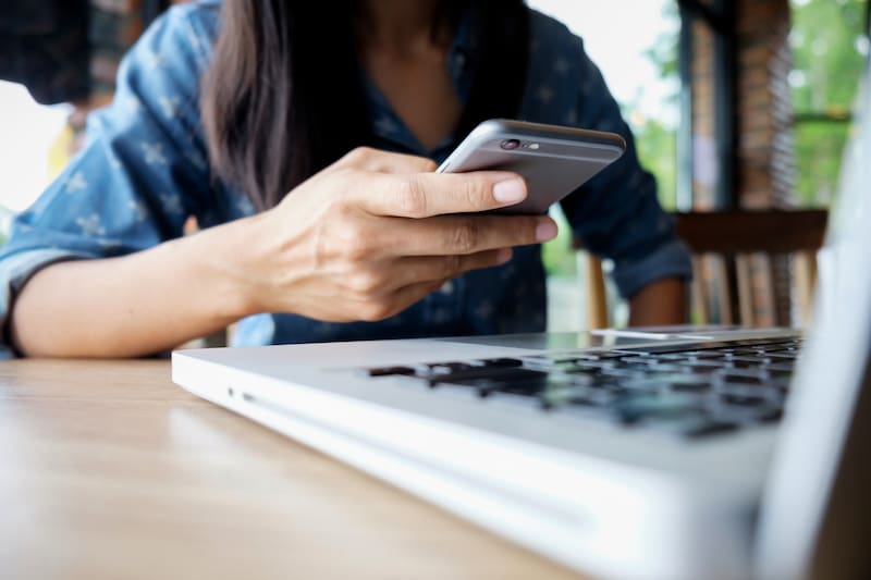 Comparar cuentas y condiciones se vuelve clave para evitar comisiones en las transferencias bancarias.