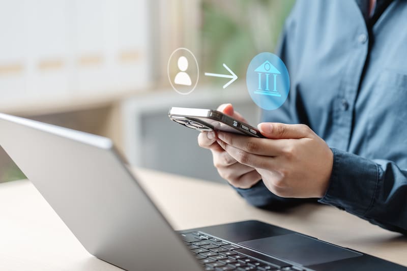 Comparar costes, límites y tiempos de envío resulta clave antes de elegir una cuenta bancaria.