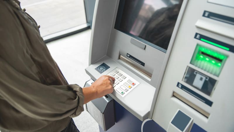 Es oficial | Administración multará a quienes ingresen o extraigan dinero en efectivo sin declarar.