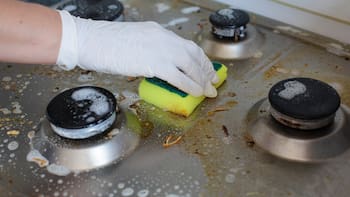 Los 7 elementos de la cocina que más suciedad y bacterias acumulan, ¿cómo lavarlos correctamente?