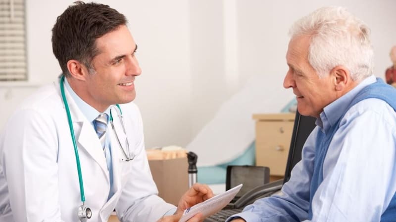 Aunque no pagan tasas administrativas, los mayores deben presentar el examen psicofísico obligatorio para obtener la renovación.