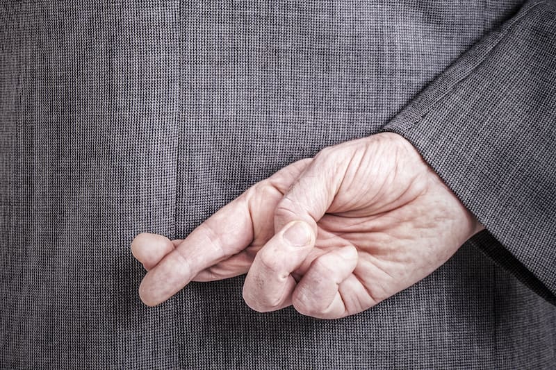 La facilidad para crear mensajes falsos contrasta con el esfuerzo necesario para verificarlos y desmontarlos.