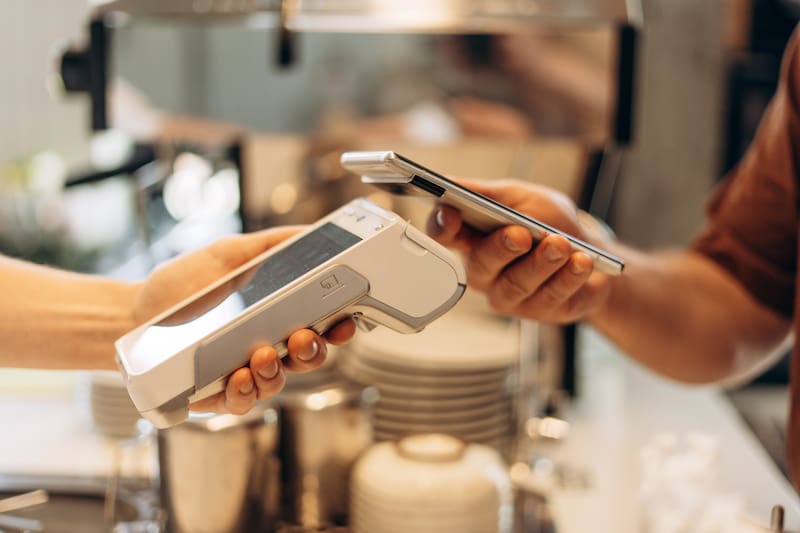 Los pagos con móvil y sistemas contactless se han extendido rápidamente en Europa, impulsando la digitalización del sistema financiero y reduciendo el uso del efectivo.