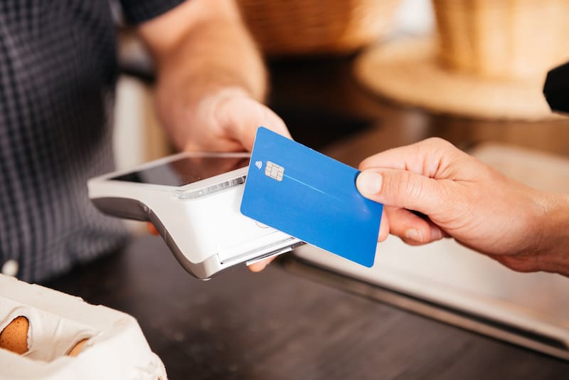 Las tarjetas contactless funcionan con tecnología de corto alcance y suelen requerir PIN cuando la operación supera el límite establecido.