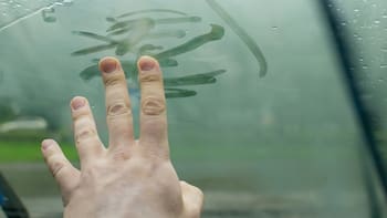 El método efectivo para prevenir que el parabrisas del coche se empañe: pocos conductores lo conocen