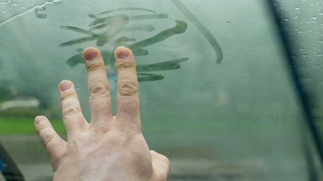 El método efectivo para prevenir que el parabrisas del coche se empañe: pocos conductores lo conocen