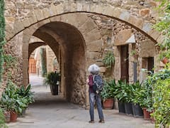 El hermoso pueblo fundado en la Edad Media que hoy es conocido por sus “Ocho apellidos catalanes”