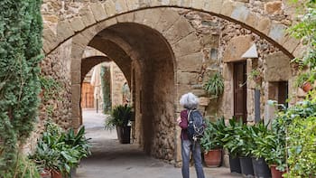 El hermoso pueblo fundado en la Edad Media que hoy es conocido por sus “Ocho apellidos catalanes”