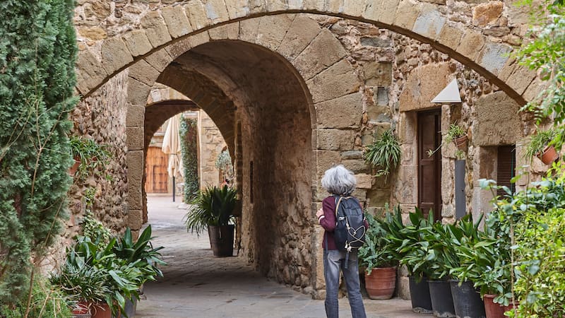 Este pueblo medieval de Cataluña conserva su esencia histórica y fue escenario de una conocida película. Un destino ideal para una escapada en Girona.