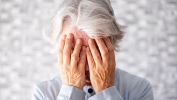 La psicología explica por qué las personas más buenas terminan solas: no es que no tengan a nadie con quien hablar, es que no tienen a nadie que las busque a ellas