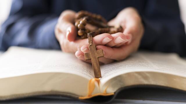 Recupera a tu ser amado con la poderosa oración a San Cipriano: necesitarás velas rojas y lienzo