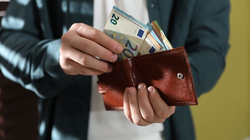 Asistencia de 525 euros para todos los jubilados en situación vulnerable: ¿cómo solicitarla y cuáles son los requisitos?
