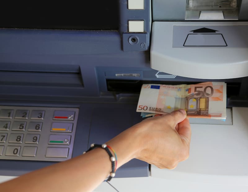¿Cuándo se puede solicitar y recibir la ayuda de 525 euros?