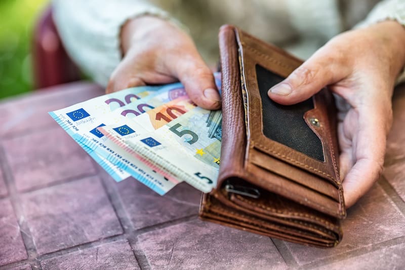 Disponer de efectivo inmediato permite realizar compras esenciales incluso cuando no funcionan tarjetas ni aplicaciones.