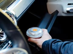 ¿Adiós a la V-16? Detienen a un conductor que tenía la baliza en el coche, pero la DGT lo multó igual: qué sucedió