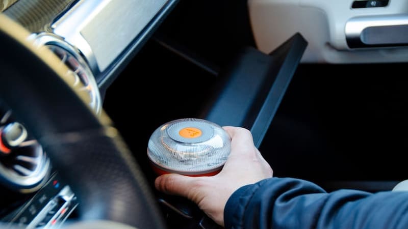 Un conductor fue multado pese a llevar la baliza V-16 en el coche. Qué dice la DGT, cuándo pueden sancionarte y cómo usar correctamente la luz de emergencia para evitar multas.