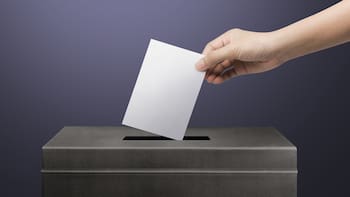 Un estudio revela que la IA puede influir en la elección de las personas a la hora de votar: cómo lo hace