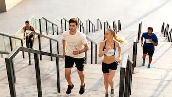 Ni correr, ni andar en bici | El deporte que te hará lucir hasta de diez años menos: cuida el cerebro, las articulaciones y la masa muscular
